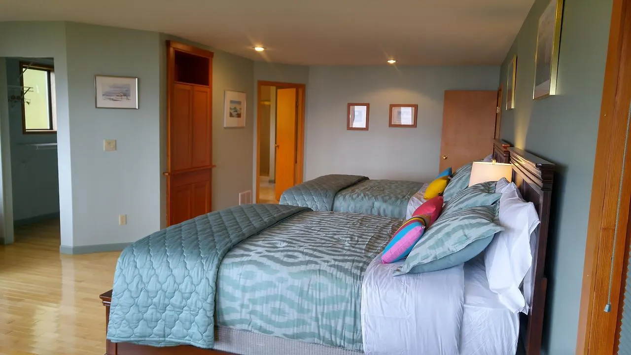 Sunshine Coast Treetop B&B Sechelt Bed & Breakfast