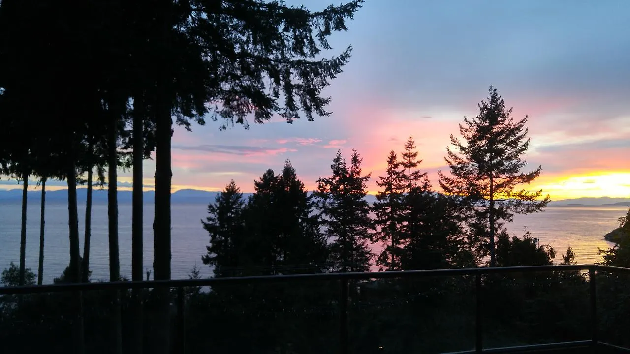 Sunshine Coast Treetop B&B Sechelt Bed & Breakfast